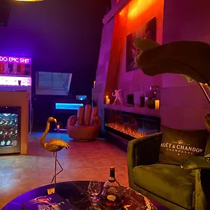 Loco Paradiso - Two Kingsize Beds, Outdoor Terrace, Dj Booth, Bar, Cinema, Bathtub, Kitchen, Airco Appartement Antwerpen